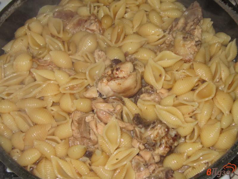 Фото приготовление рецепта: Макароны Ракушки с курицей на сковороде шаг №4