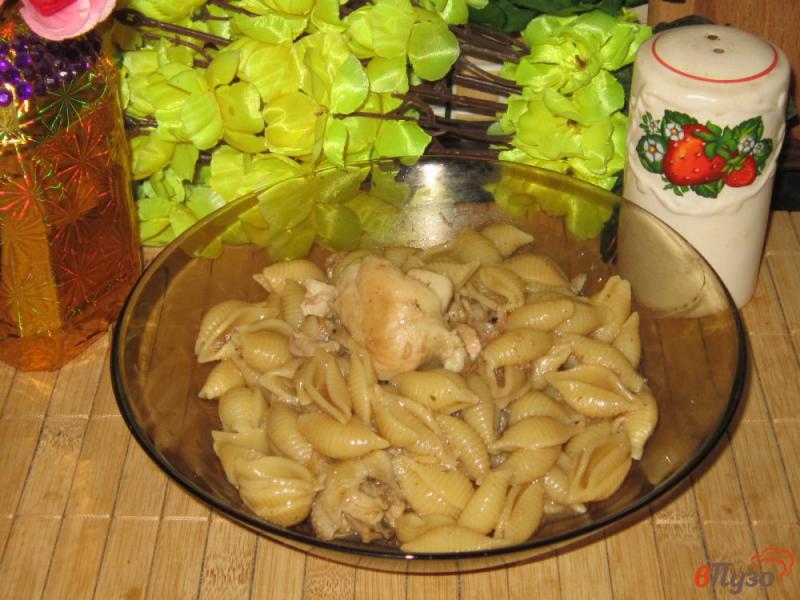 Фото приготовление рецепта: Макароны Ракушки с курицей на сковороде шаг №5