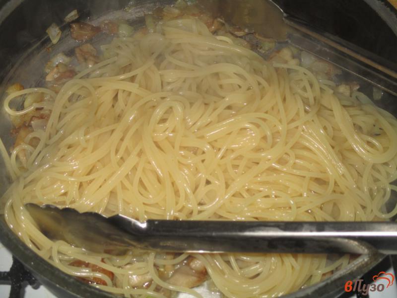 Фото приготовление рецепта: Спагетти с вёшенками на сковороде шаг №3