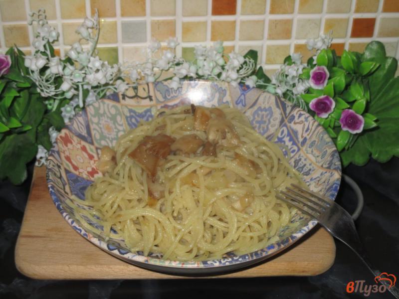 Фото приготовление рецепта: Спагетти с вёшенками на сковороде шаг №4