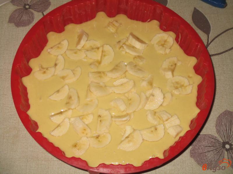 Фото приготовление рецепта: Шарлотка на сметане с бананами шаг №4