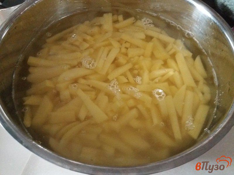 Фото приготовление рецепта: Жаренный картофель с двумя видами сала шаг №2