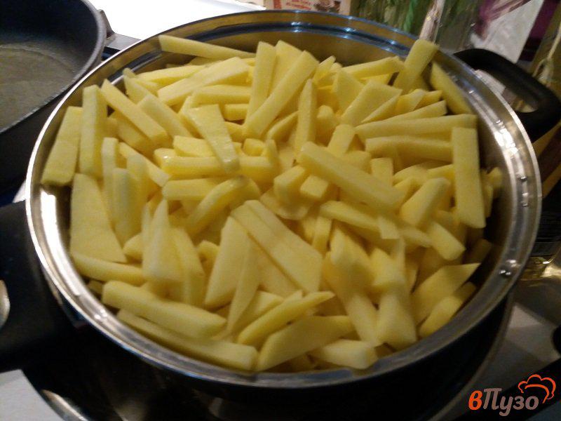 Фото приготовление рецепта: Жаренный картофель с двумя видами сала шаг №3