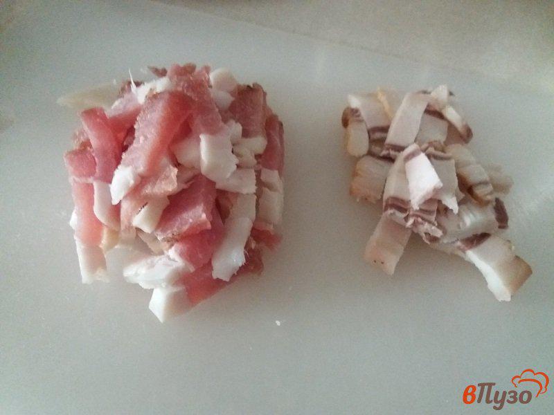 Фото приготовление рецепта: Жаренный картофель с двумя видами сала шаг №4