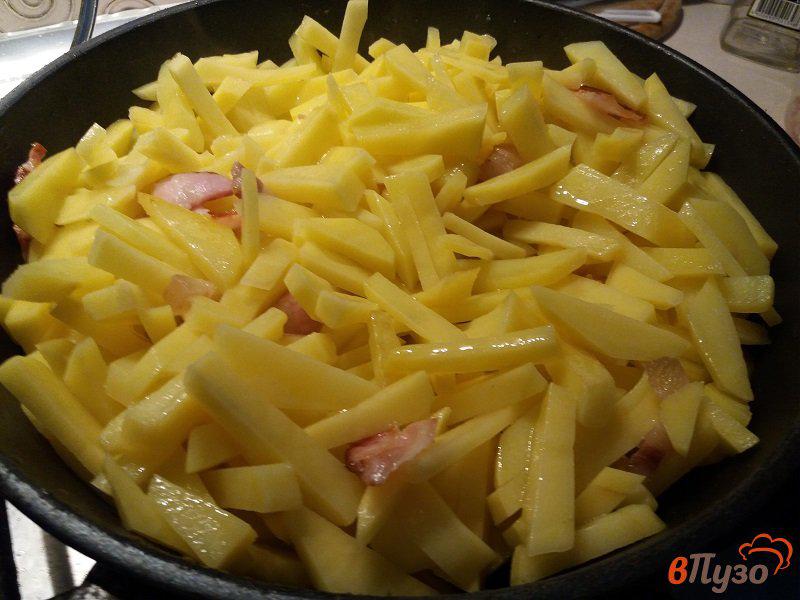 Фото приготовление рецепта: Жаренный картофель с двумя видами сала шаг №6