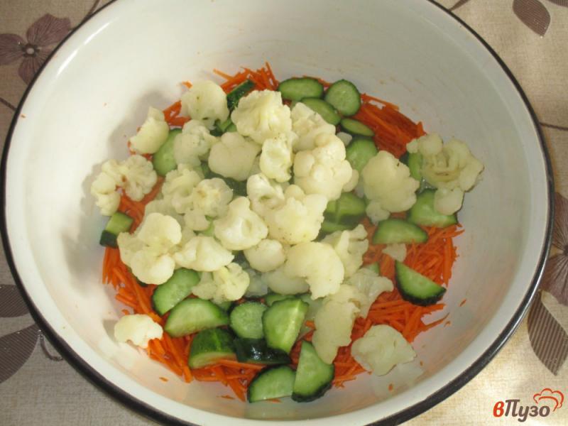 Фото приготовление рецепта: Цветная капуста по-корейски с морковью и огурцами шаг №4