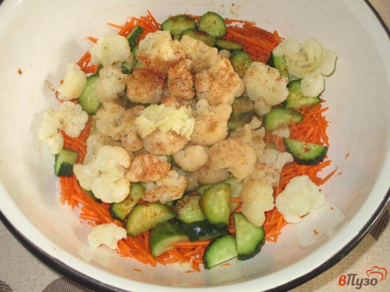 Фото приготовление рецепта: Цветная капуста по-корейски с морковью и огурцами шаг №5