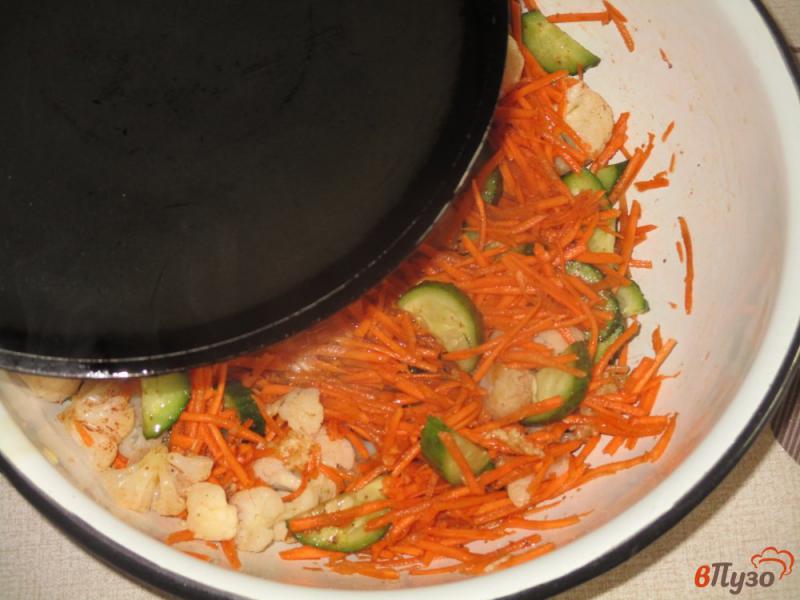 Фото приготовление рецепта: Цветная капуста по-корейски с морковью и огурцами шаг №6