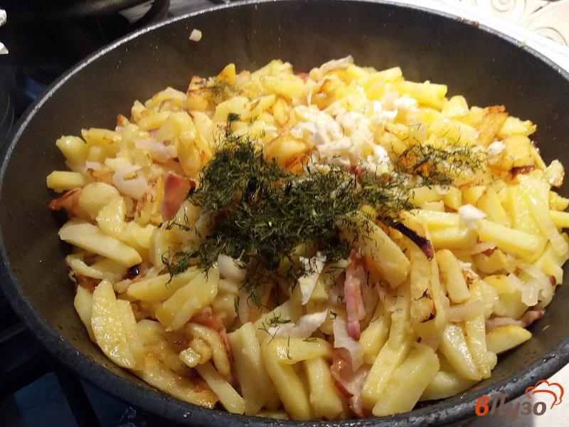 Фото приготовление рецепта: Жаренный картофель с двумя видами сала шаг №9