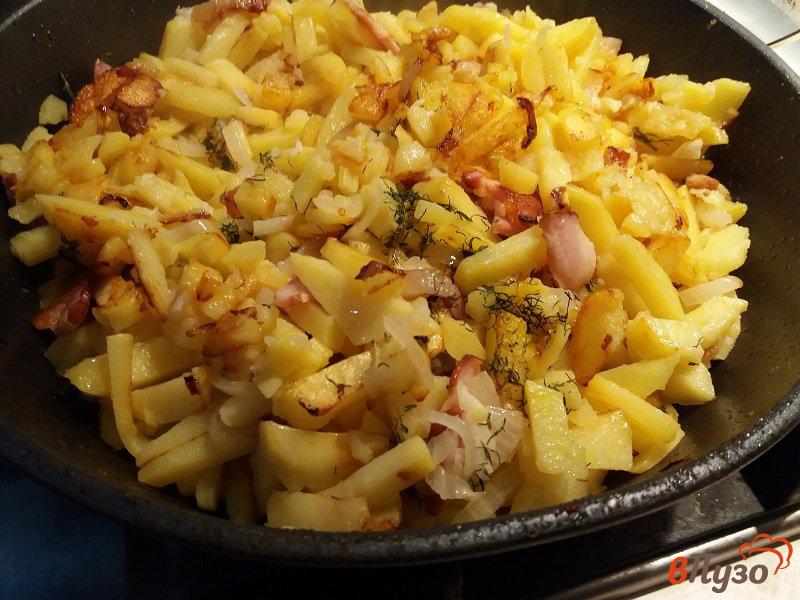 Фото приготовление рецепта: Жаренный картофель с двумя видами сала шаг №10