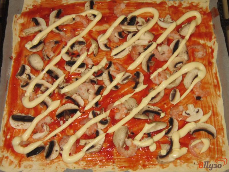 Фото приготовление рецепта: Пицца с креветками и шампиньонами шаг №5