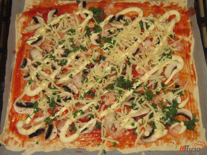Фото приготовление рецепта: Пицца с креветками и шампиньонами шаг №6