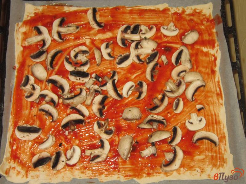 Фото приготовление рецепта: Пицца с креветками и шампиньонами шаг №4