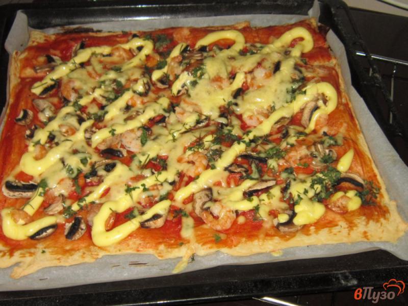 Фото приготовление рецепта: Пицца с креветками и шампиньонами шаг №7