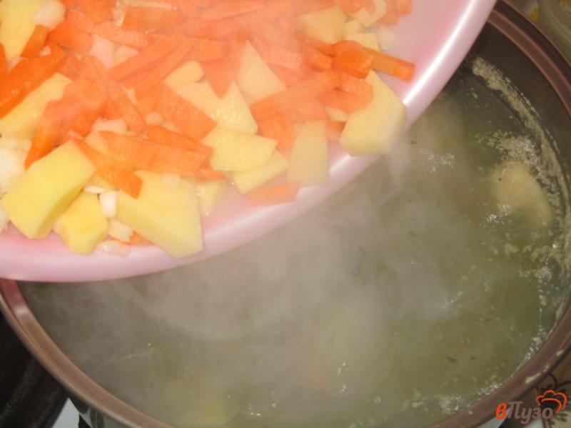 Фото приготовление рецепта: Куриный суп с красной чечевицей шаг №2