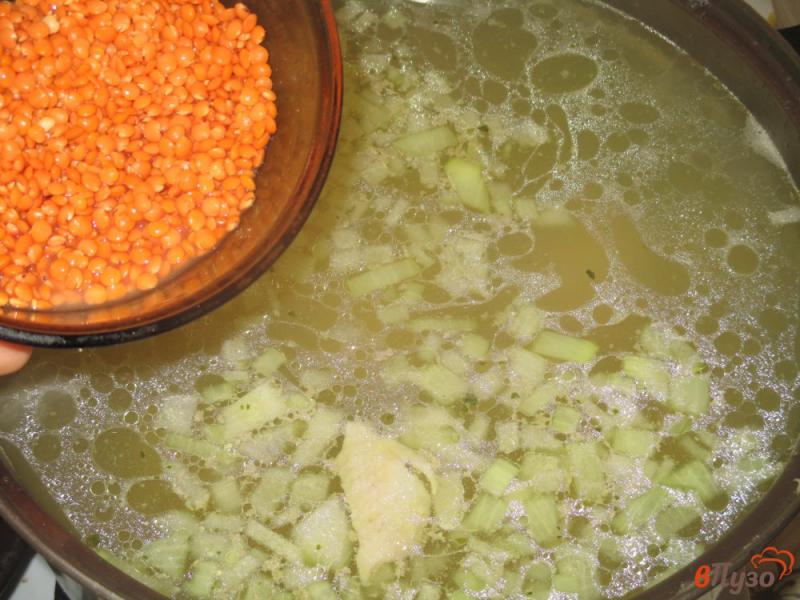 Фото приготовление рецепта: Куриный суп с красной чечевицей шаг №3