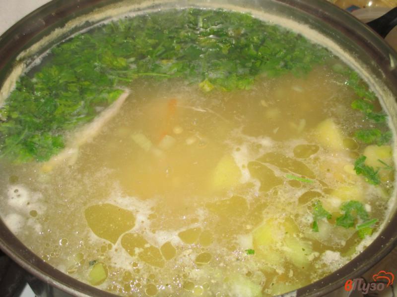 Фото приготовление рецепта: Куриный суп с красной чечевицей шаг №4