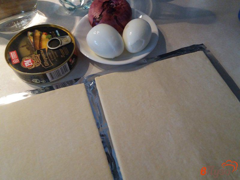 Фото приготовление рецепта: Закусочные слойки со шпротами шаг №1
