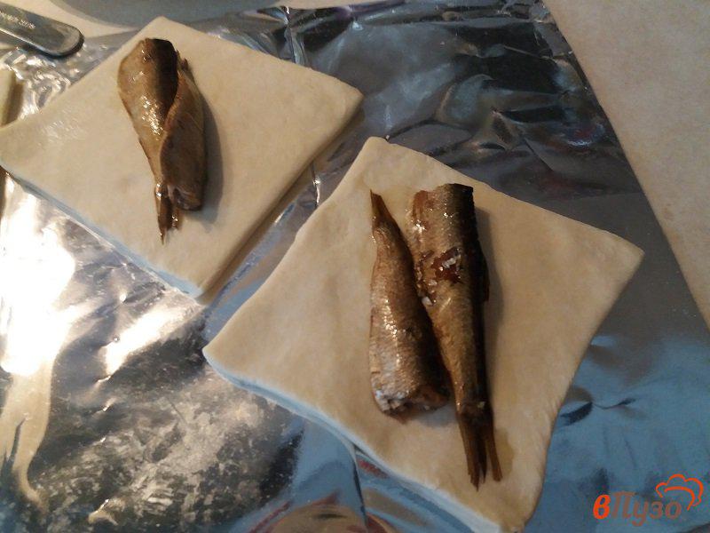 Фото приготовление рецепта: Закусочные слойки со шпротами шаг №3