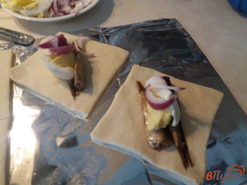 Фото приготовление рецепта: Закусочные слойки со шпротами шаг №4