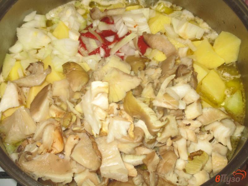 Фото приготовление рецепта: Жаркое из утки с картофелем и вешенками шаг №4