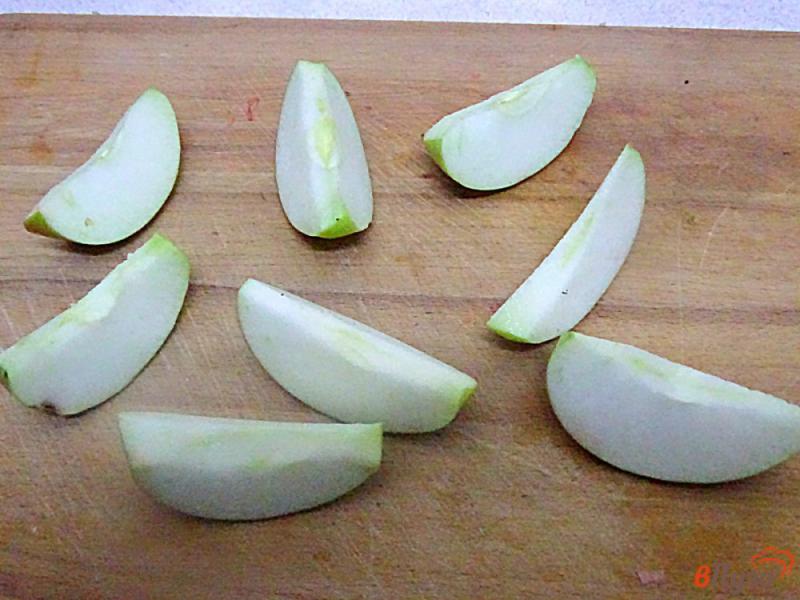 Фото приготовление рецепта: Утка фаршированная яблоками шаг №6