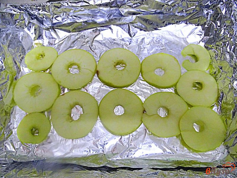 Фото приготовление рецепта: Утка фаршированная яблоками шаг №7