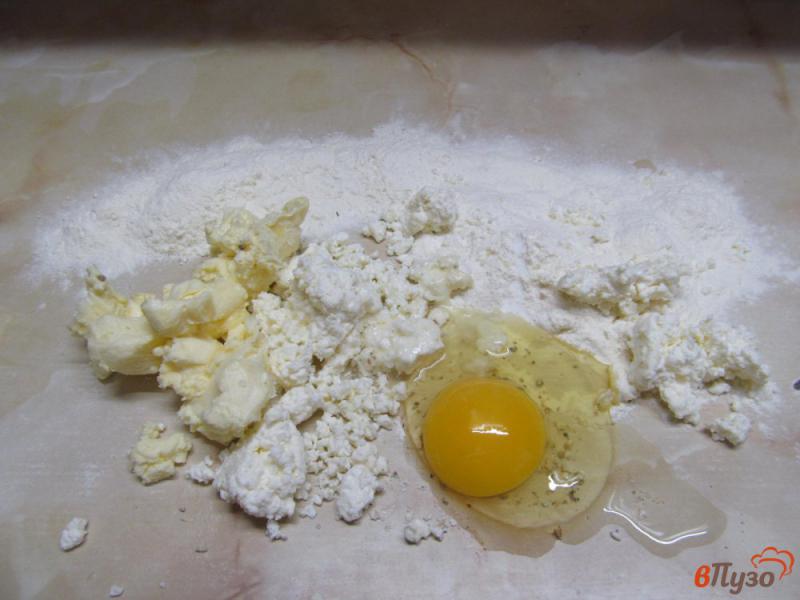 Фото приготовление рецепта: Соленое печенье с творогом шаг №3