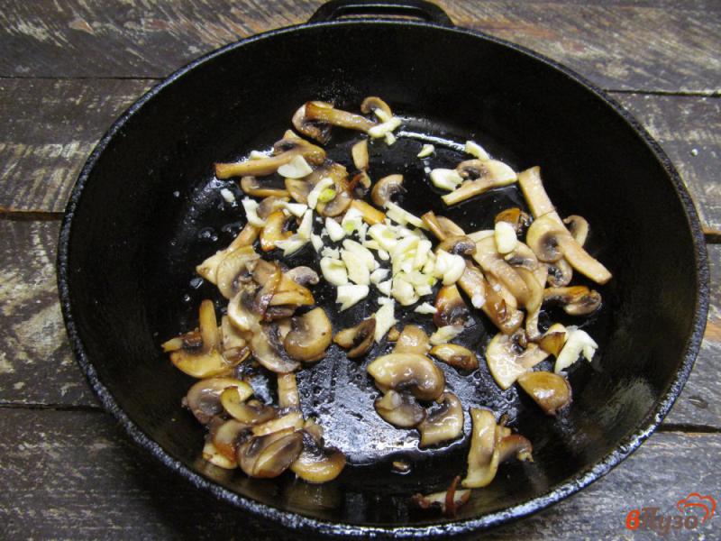 Фото приготовление рецепта: Брускетта с творожным соусом и чесночными грибами шаг №2