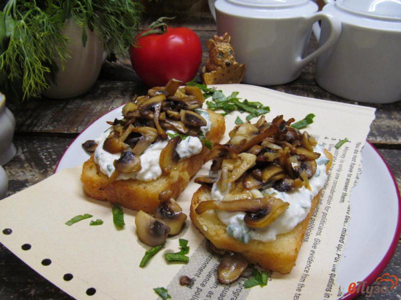 Фото приготовление рецепта: Брускетта с творожным соусом и чесночными грибами шаг №7