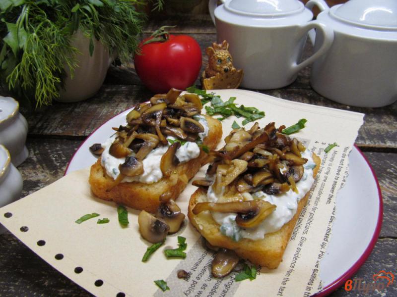 Фото приготовление рецепта: Брускетта с творожным соусом и чесночными грибами шаг №8