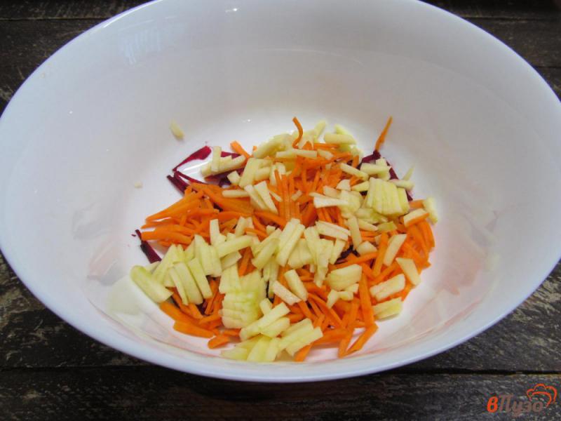 Фото приготовление рецепта: Салат из сырой свеклы с рукколой и яблоком шаг №3
