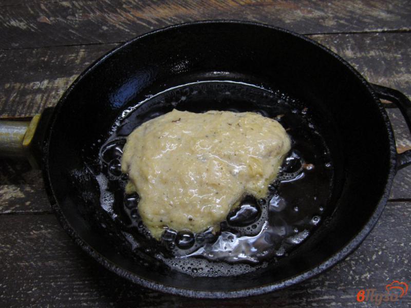 Фото приготовление рецепта: Отбивная из индейки в картофельной «шубе» шаг №7