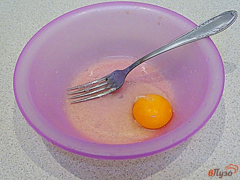 Фото приготовление рецепта: Творог жареный с яйцом шаг №2