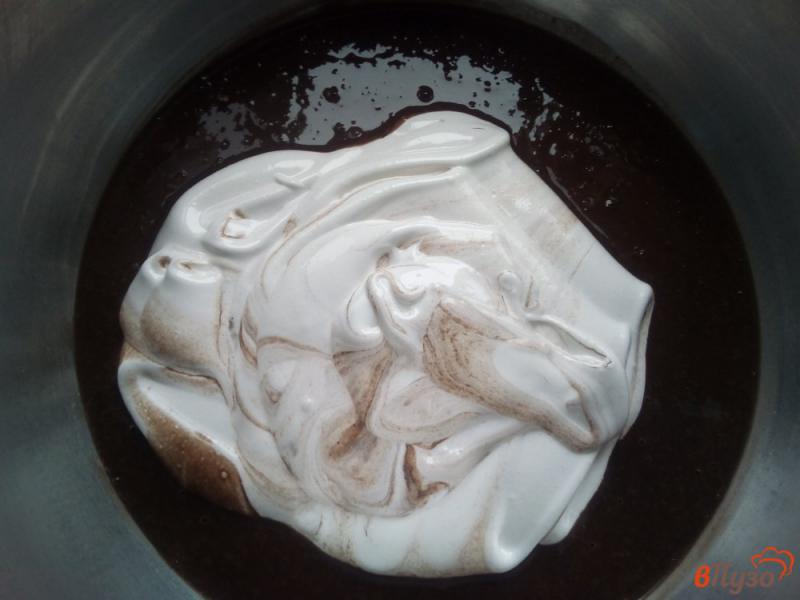 Фото приготовление рецепта: Шоколадный бисквит на кипятке в мультиварке шаг №6