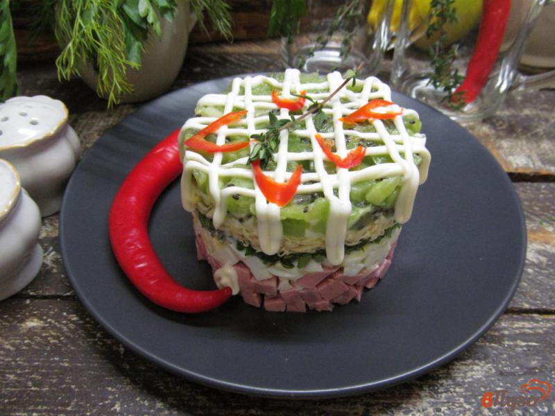 Фото приготовление рецепта: Салат с ветчиной и киви шаг №8