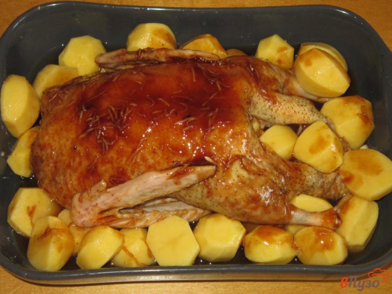 Фото приготовление рецепта: Утка запеченная  с картофелем в соусе терияки шаг №4