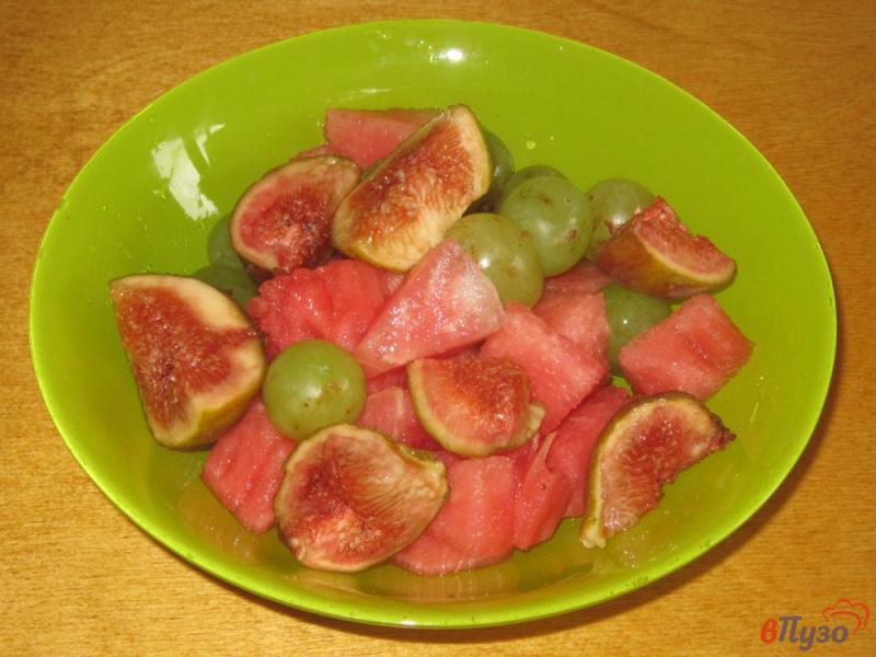 Фото приготовление рецепта: Фруктовый салат с арбузом, инжиром и виноградом шаг №2