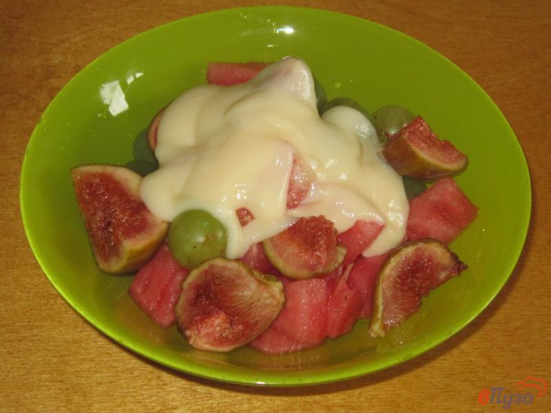 Фото приготовление рецепта: Фруктовый салат с арбузом, инжиром и виноградом шаг №3