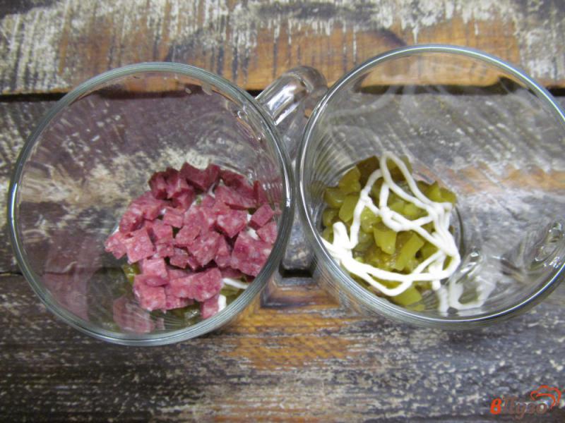 Фото приготовление рецепта: Слоеный салат с сухариками и копченой колбасой шаг №2