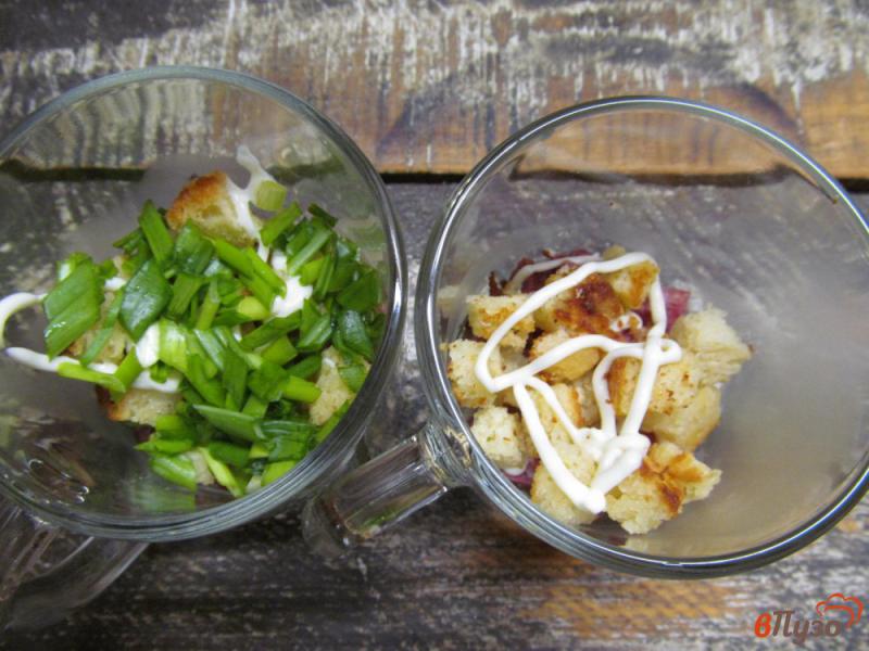 Фото приготовление рецепта: Слоеный салат с сухариками и копченой колбасой шаг №3