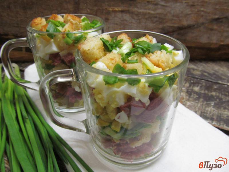 Фото приготовление рецепта: Слоеный салат с сухариками и копченой колбасой шаг №6