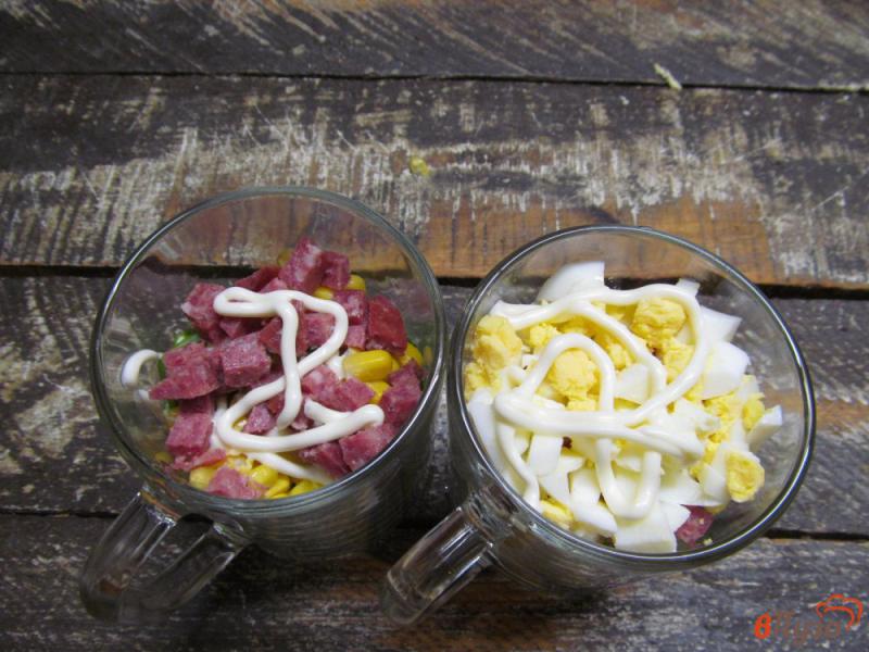 Фото приготовление рецепта: Слоеный салат с сухариками и копченой колбасой шаг №5