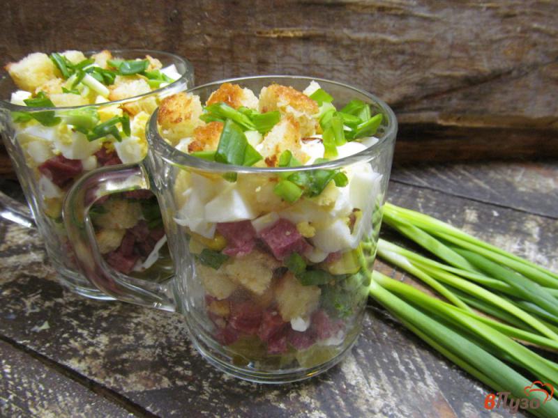 Фото приготовление рецепта: Слоеный салат с сухариками и копченой колбасой шаг №7