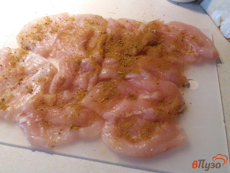 Фото приготовление рецепта: Отбивные из куриного филе в пряной панировке шаг №2