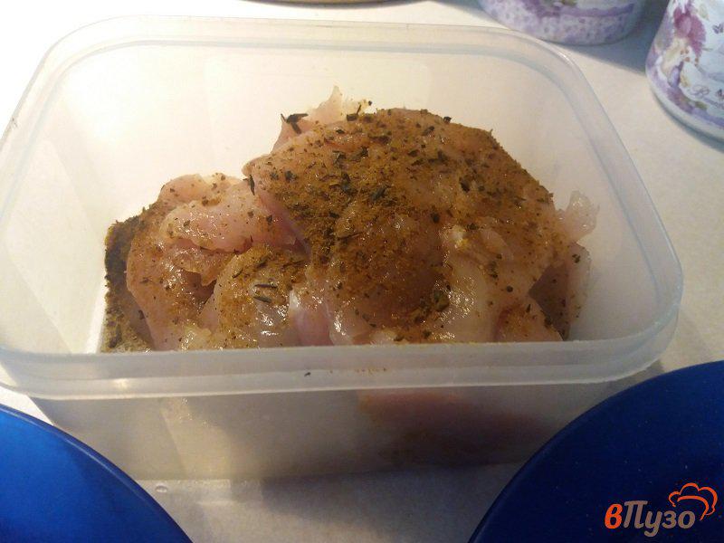 Фото приготовление рецепта: Отбивные из куриного филе в пряной панировке шаг №3