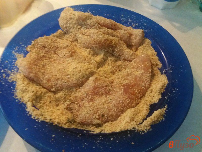 Фото приготовление рецепта: Отбивные из куриного филе в пряной панировке шаг №6