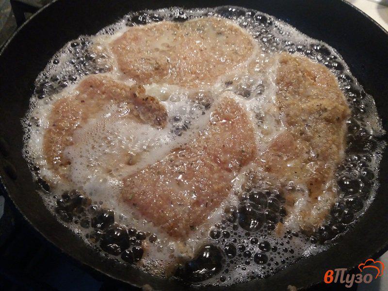 Фото приготовление рецепта: Отбивные из куриного филе в пряной панировке шаг №8