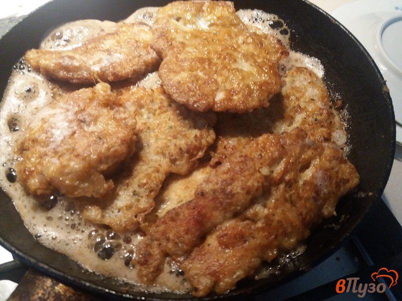 Фото приготовление рецепта: Отбивные из куриного филе в пряной панировке шаг №9