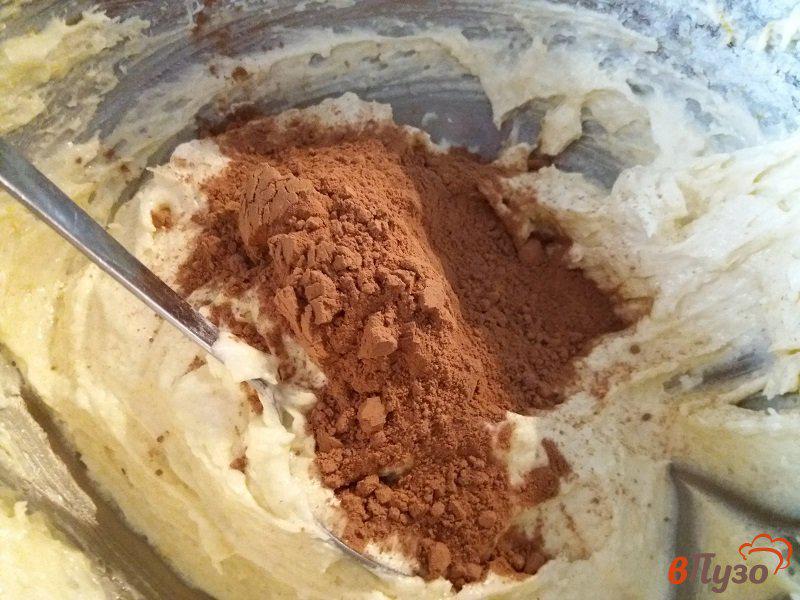 Фото приготовление рецепта: Шоколадные кексы с клубникой шаг №5